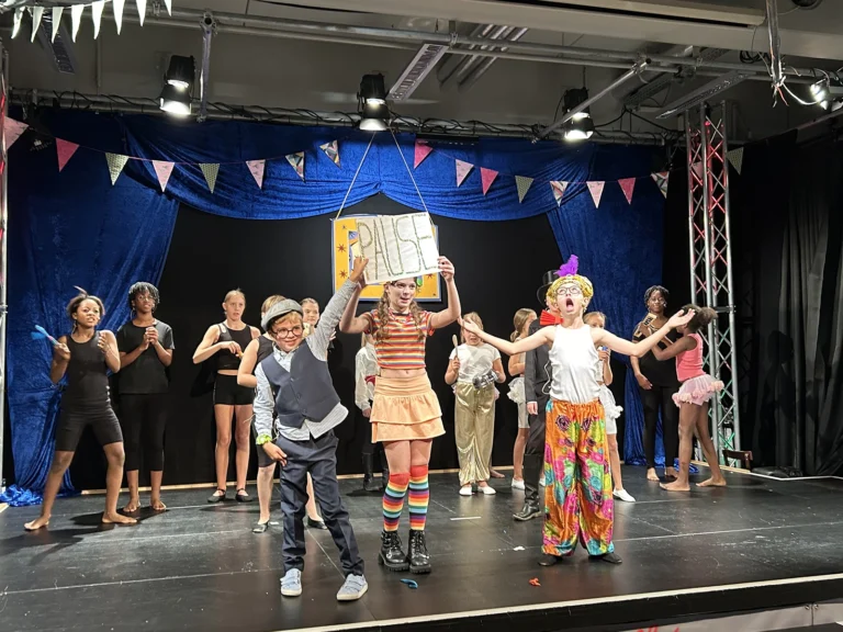 Kinder bei einer Aufführung im Rahmen von Kultur macht stark