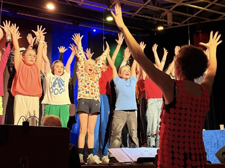 Kinder bei einem Musikprojekt auf der Bühne