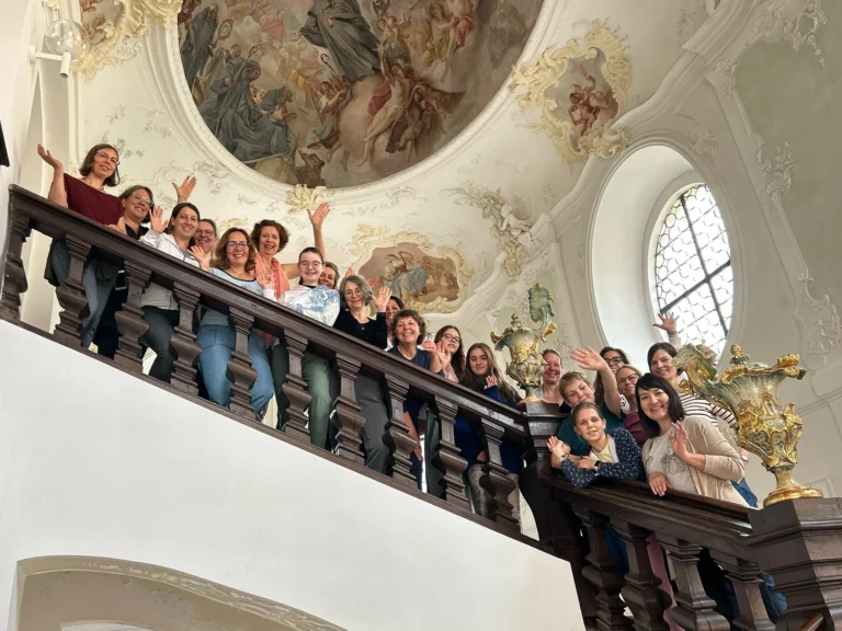 Frauenchor Monday Melody auf einer barocken Treppe